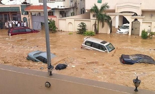 سیل، خودروها را در غرب عربستان جارو کرد+ویدئو