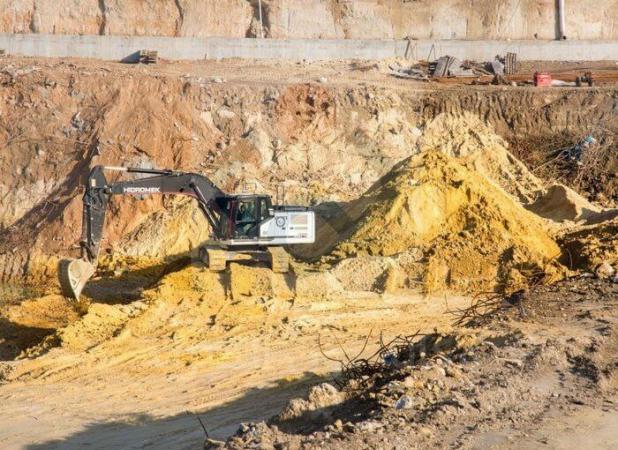 خاک کربلا بعد از ۱۴۰۰سال از عمق ۱۰متری بیرون آمد