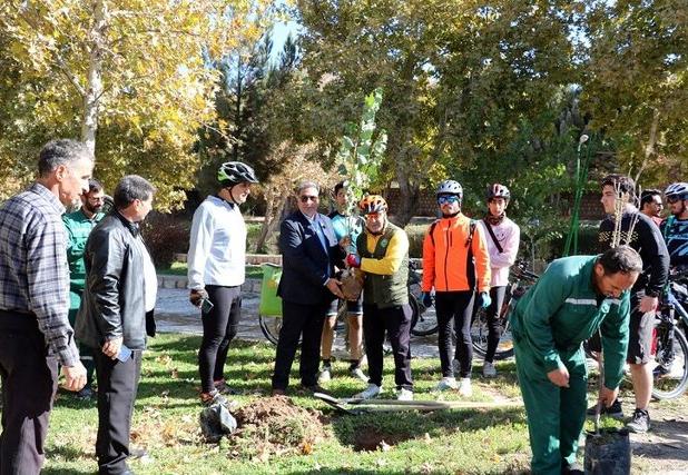 کاشت نهال صلح در پارک بش‌قارداش خراسان شمالی توسط دوچرخه‌سوار جهانگرد