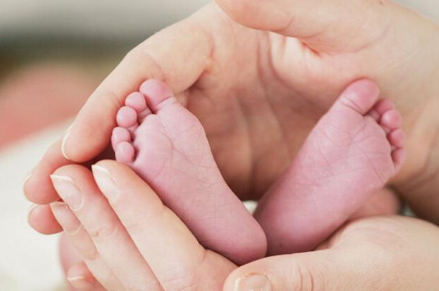 کف پای صاف در نوزادان: طبیعی یا مشکل‌ساز؟