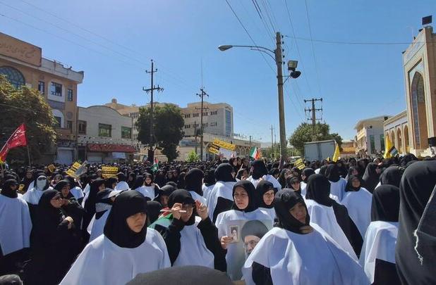 کفن پوشی بانوان در اجتماع کرمانشاهیان برای شهادت سید حسن نصرالله