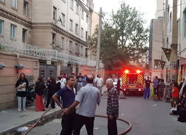 مهار آتش‌سوزی در مجتمع مسکونی در خیابان پاسدار گمنام تهران