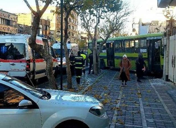 ۷ مصدوم در حادثه برخورد اتوبوس با ساختمان در خیابان جمهوری