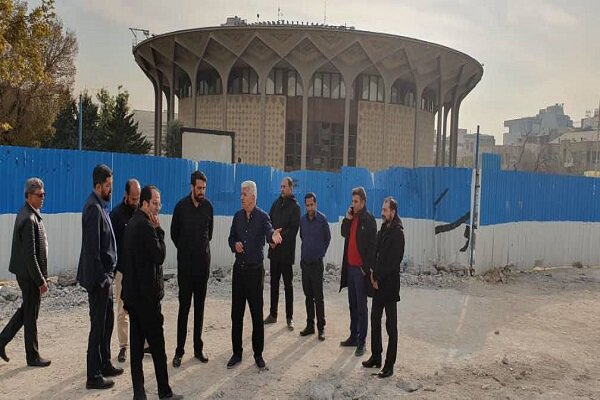 بازدید شهردار منطقه ۱۱ تهران از روند بهسازی حاشیه معابر تئاتر شهر
