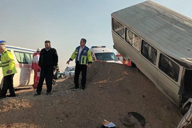 حادثه برای مینی‌بوس دانش‌آموزی در گرمسار؛ ۱۲ نفر مصدوم شدند