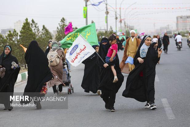 آغاز شادپیمایی قمی ها در روز نیمه شعبان به سمت مسجد جمکران