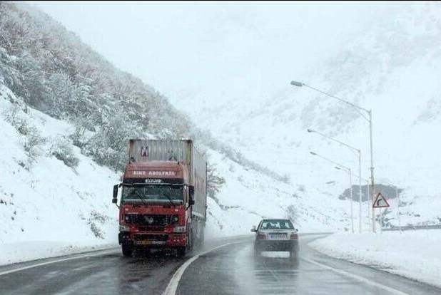 جاده‌های همدان خیس و لغزنده است‌/ بارش سنگین برف در گردنه‌ها