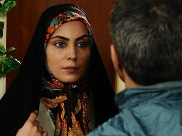 بازیگر سریال گاندو با لباس عروس در کنار دو فرزند خوانده‌اش