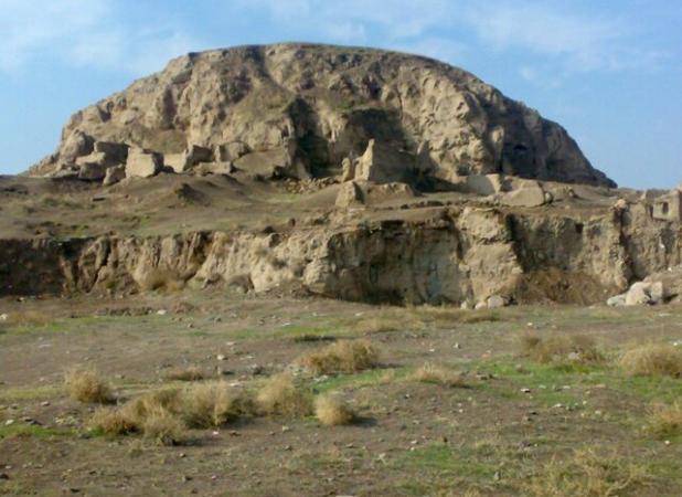 آغاز کار باستان‌شناسان در دو تپۀ تاریخی/ حفاری‌های قاچاق زیاد است