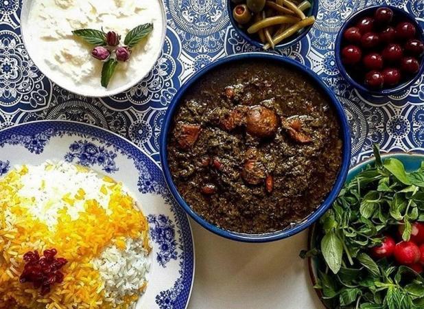 طرز تهیه خورش قورمه سبزی با گوشت قلقلی