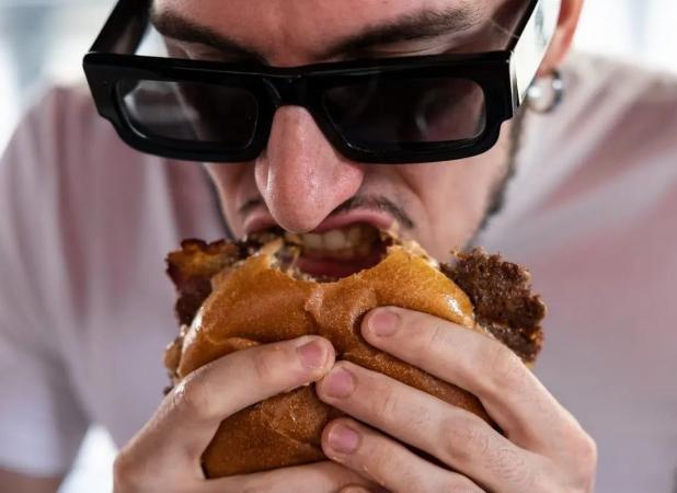 جوان یونانی بعد از قورت دادن همبرگر به کما رفت!