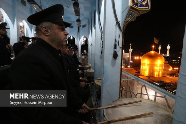 نقاره‌نوازی خادمان حرم مطهر رضوی در روز میلاد حضرت زهرا(س)