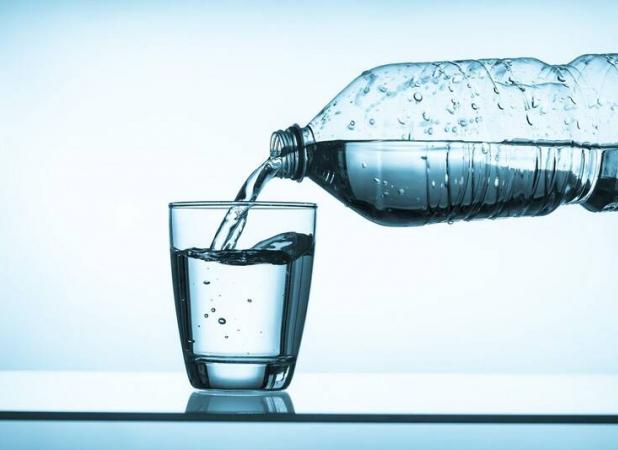 هر بار که سردرد گرفتید، اول لیوان آب بخورید!