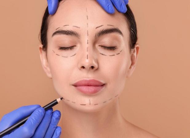 کانتورینگ صورت: راز دستیابی به صورتی خوش فرم