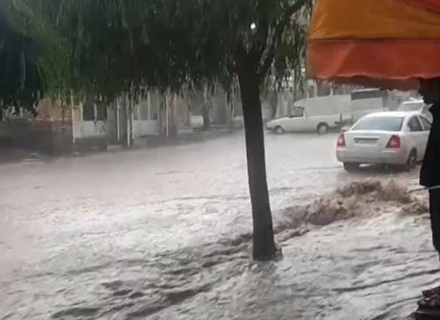 جاری شدن سیل در شادباد مشایخ تبریز