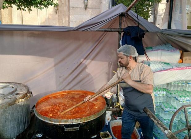 خدمت رسانی موکب های پذیرایی در خیابان امام رضا(ع) مشهد