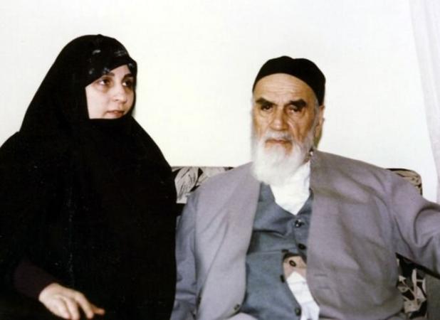 تصویر دیده نشده از امام خمینی در کنار عروسش