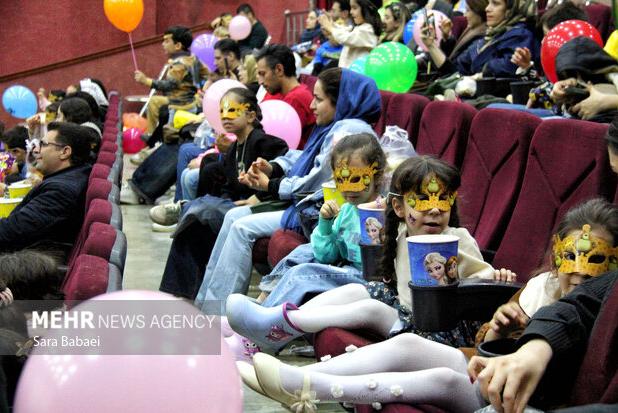 استقبال پرشور کودکان کرمانشاهی از عروسک یوز در سینما آزادی