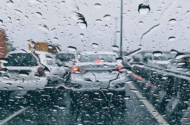 ترافیک پر حجم در بزرگراه‌های تهران همزمان با بارش باران