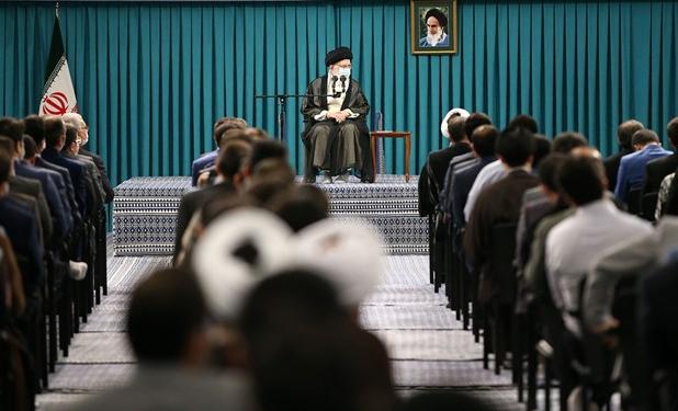 رهبر انقلاب: روگردانی دنیا از صنعت هسته‌ای دروغ بزرگ است/ دانشگاه جلوی سلطه دشمن را می‌گیرد