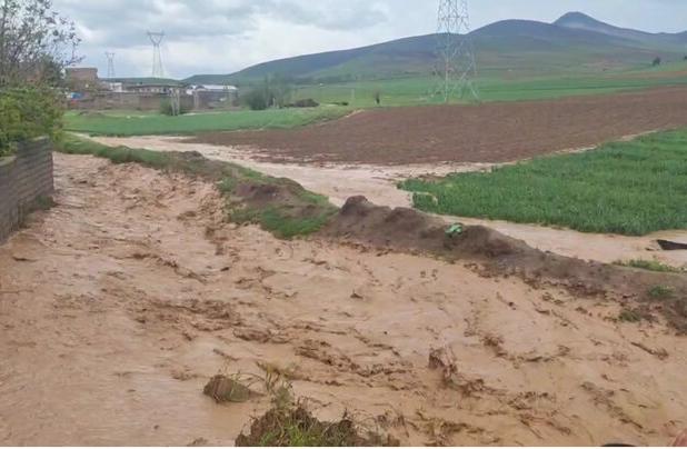 جاری شدن سیلاب  در روستای ژرف کلات نادر