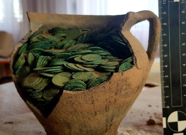 مردی که به دنبال قطعه گمشده تراکتور می‌گشت، کوزه گنج پیدا کرد