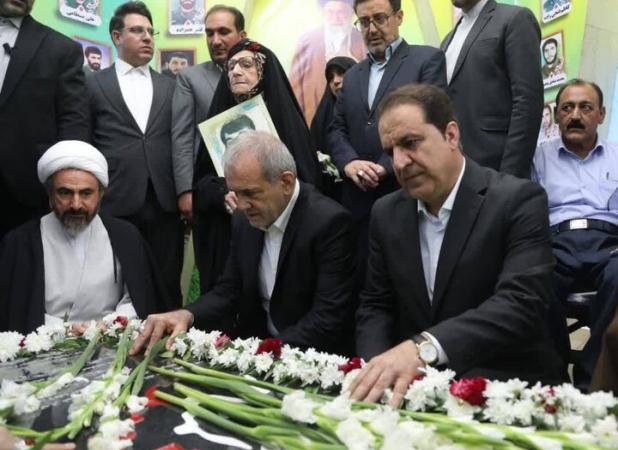 احترام به مقام شامخ شهدا نخستین برنامه رئیس‌جمهور در ایلام