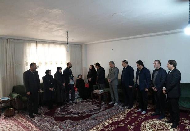 تجلیل جهاددانشگاهی اردبیل از مادر شهید «علی منتظر نظام»