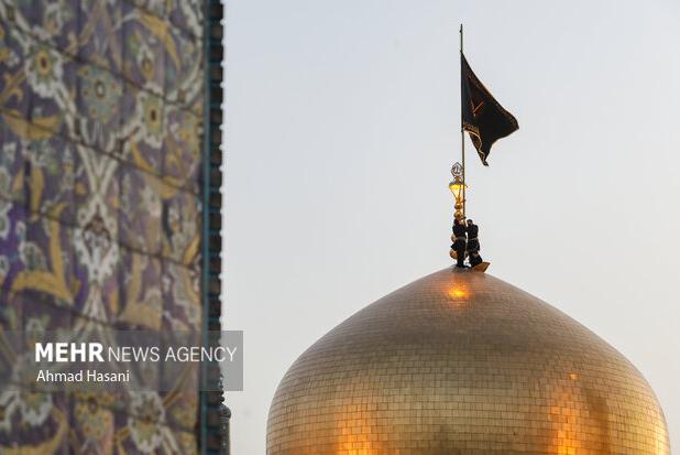 تعویض پرچم حرم مطهر امام رضا(ع) همزمان با ایام فاطمیه