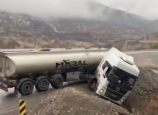 تانکر سوخت در گردنه نی‌آباد از محور خارج شد