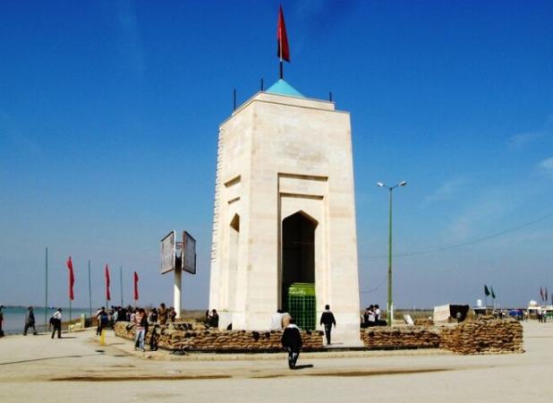 اهتزاز پرچم گنبد زینب (س) در یادمان والفجر ۸ با حضور راهیان نور