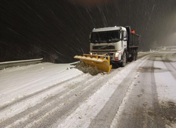 برف روبی شبانه محورهای ارتباطی در آذربایجان غربی