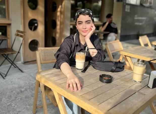 استایل بهاری بازیگر پایتخت در یک کافه خیابانی