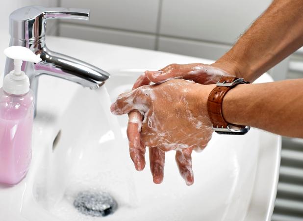 شستن دست با آب خالی میکروب ها را از بین می برد؟