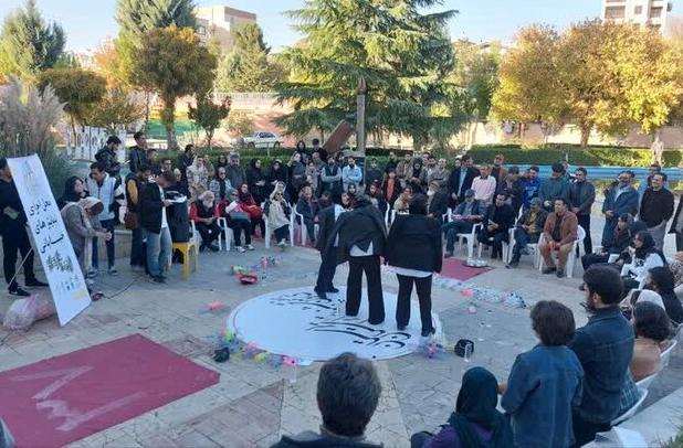 نمایش «بابا آب داد» در بروجرد اجرا شد