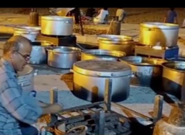 طبخ و توزیع ۱۰ هزار پرس غذای نذری در کاکی