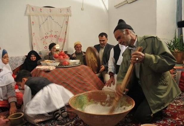 رسم و رسوم یلدایی خراسانی‌ها، ازشب چلّگی تازه دامادها به عروس تا مراسم کف زنی