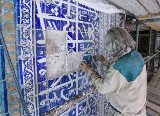 آغاز عملیات مرمت تزئینات کاشی‌کاری مناره و ایوان تاریخی عباسی حرم رضوی