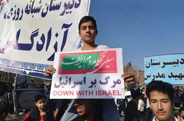 فریاد استکبار ستیزی دانش آموزان شهرستان مرزی خواف در روز ۱۳ آبان