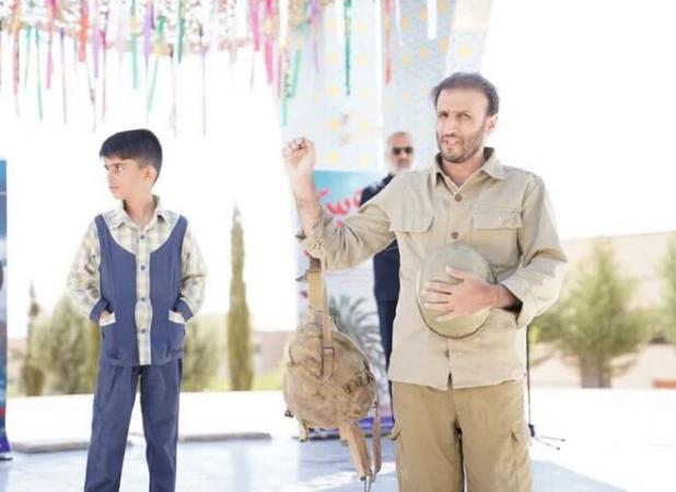 نمایش خیابانی «کارنامه» در خرم‌آباد اجرا شد