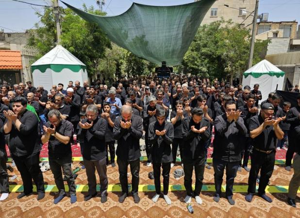 اقامه نماز ظهر عاشورا در مهدیه خیمه الانتظار مشهد