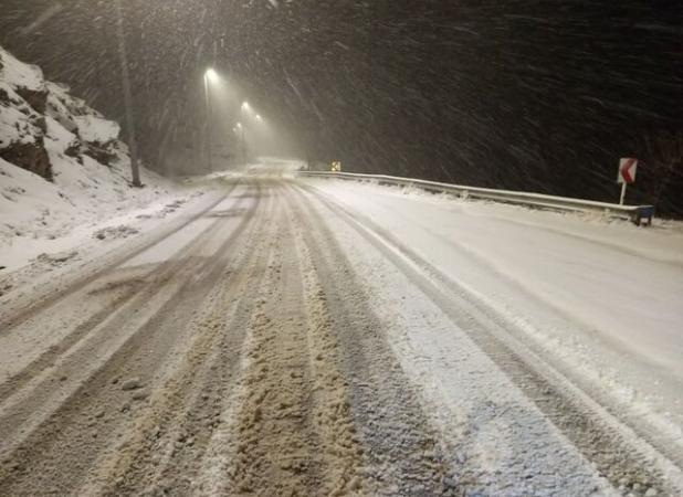 هشدار راهداری آذربایجان غربی درباره لغزندگی جاده‌ها و کاهش دید رانندگان