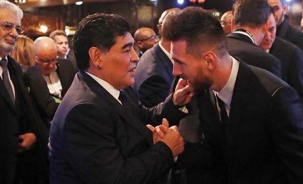 بوسه مارادونا و مسی به جام جهانی با رنگ هنر+عکس