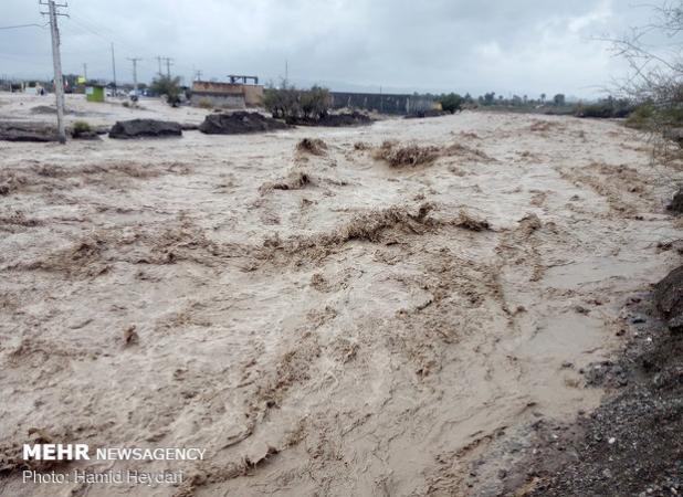 جاری شدن آب در کوهستان پارک پنجه‌علی بندرعباس