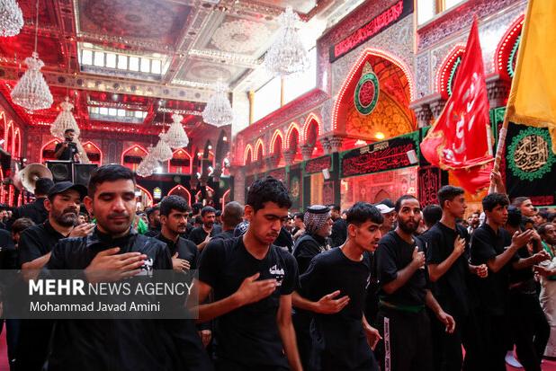برافراشته شدن پرچم حشدالشعبی توسط مواکب عراقی در حرم امام حسین (ع)