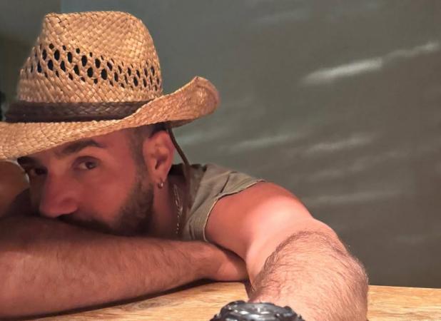 بردیایِ گردن زنی با دو عکس بهاری ظاهر شد