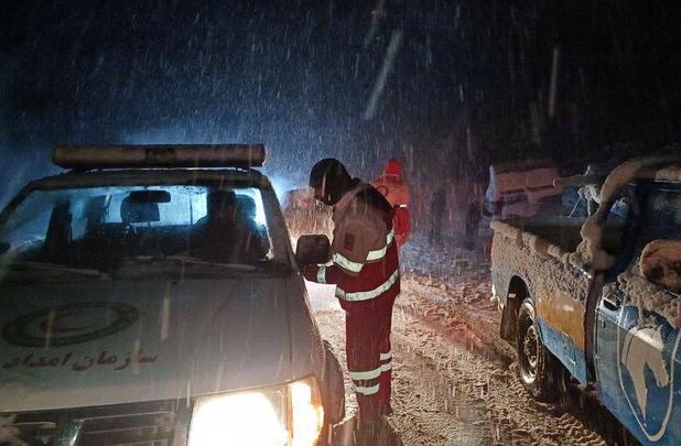 امدادرسانی هلال احمر به ۹۸ نفر از شهروندان آذربایجان غربی گرفتار در برف