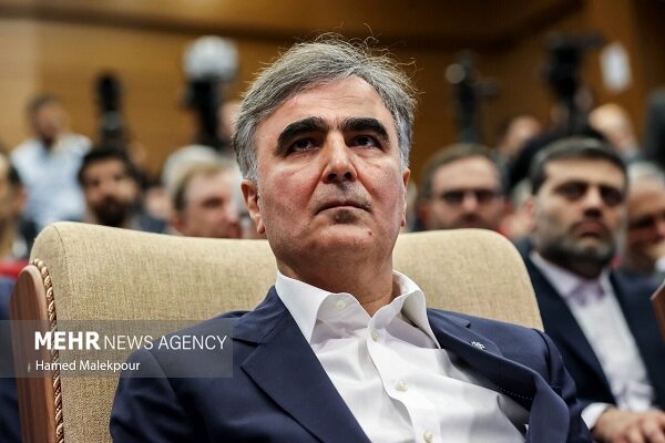 فرزین: بازار سلف ارزی راه‌اندازی می‌شود