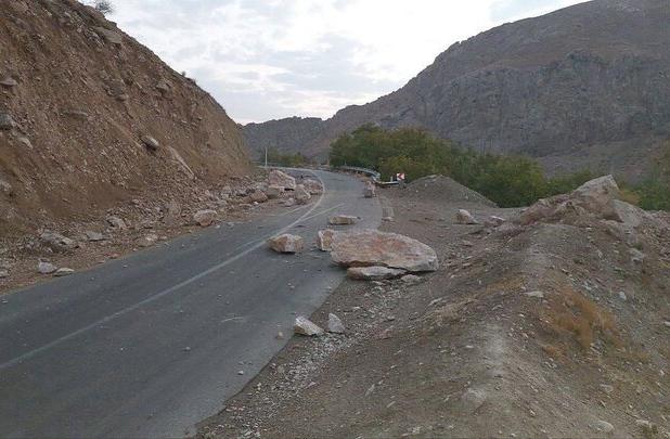 ریزش سنگ در جاده عباس آباد