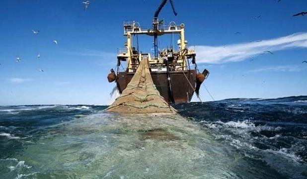 توقیف ۲ شناور غیرمجاز ترال در جاسک